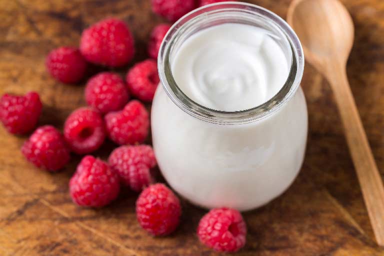 Yogurt with raspberries