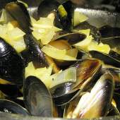 Garlic Mussels in White Wine, Scallion-butter Broth