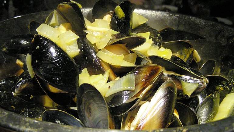 Garlic Mussels in White Wine, Scallion-butter Broth